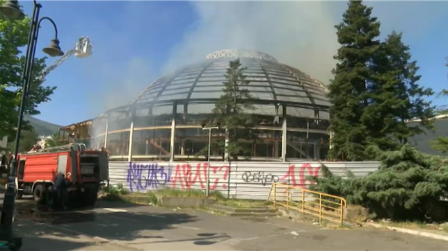 Un incendie ravage la salle Universelle à Skopje