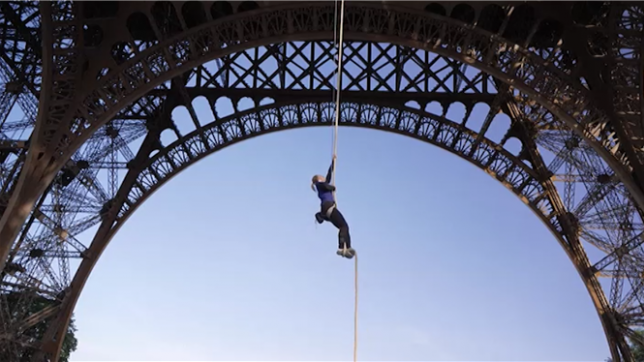 Record du monde: Anouk Garnier grimpe une partie de la Tour Eiffel à la corde