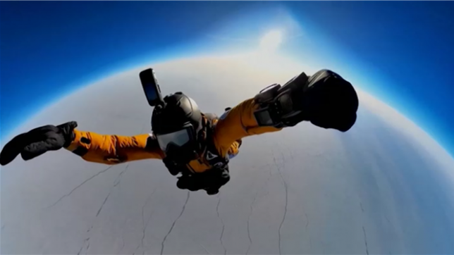 Il saute depuis la stratosphère vers le Pôle Nord: les images incroyables de ce parachutiste russe