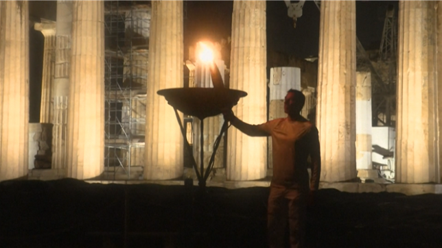 Tout un symbole: la flamme olympique a passé la nuit à côté du Parthénon à Athènes