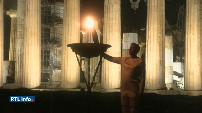 JO 2024: La flamme olympique passe la nuit à côté du Parthénon, sur l
