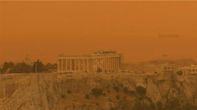 Athènes enveloppée dans des poussières oranges du Sahara