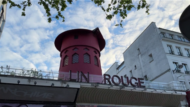 Les ailes du Moulin Rouge à Paris sont tombées