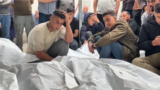 Des Palestiniens en pleurs devant les cadavres de leurs proches à Rafah