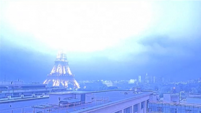 La tour Eiffel frappée par la foudre
