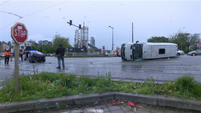 Un bus se renverse square Jules de Trooz à Bruxelles: 14 blessés légers