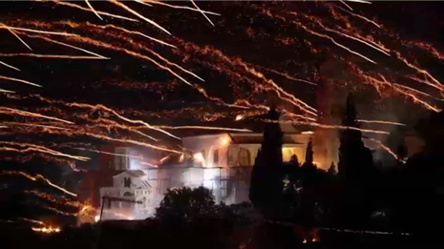 La tradition de Pâques la plus surréaliste: deux églises grecques se livrent à... une guerre de fusées
