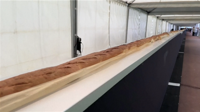 Le record du monde de la plus longue baguette récupéré par la France: 140 mètres!