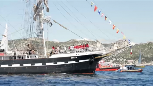 Le Belem, trois-mâts de 58m qui ramène la flamme olympique, est arrivé à Marseille: une parade sur la mer a été organisée