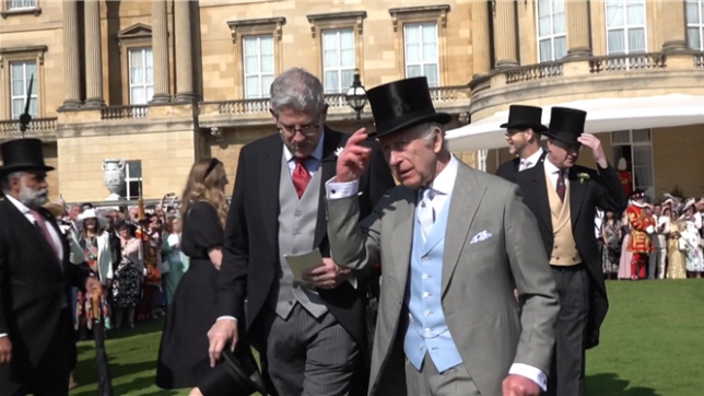 Le roi Charles accueille les invités à la garden party du palais de Buckingham