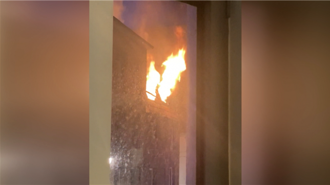 Un incendie se déclare dans une maison à 9 appartements à Bruxelles: une voisine a filmé la scène