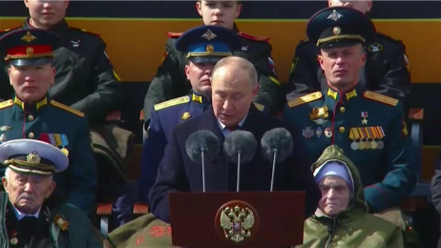 Les forces nucléaires stratégiques russes sont toujours en alerte, prévient Poutine lors de son discours pour célébrer la victoire soviétique face à Hitler