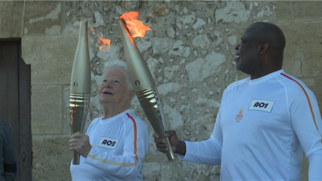 A Marseille, le 1er relais olympique a eu lieu entre Basile Boli et Colette Cataldo, doyenne des supporters de l’OM