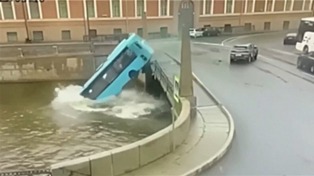 Un bus termine sa course dans une rivière à Saint-Pétersbourg: au moins 3 morts et plusieurs blessés
