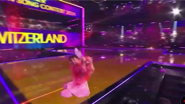 Eurovision: Nemo célèbre sa victoire sur scène et casse son trophée