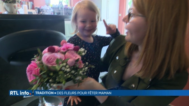 Des mamans participent à un atelier floral pour la fête des mères à Chastre