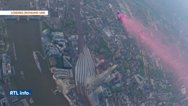 Deux hommes ont traversé le Tower Bridge à Londres en wingsuit