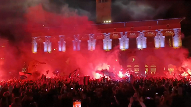 Les supporters de Bologne fêtent le retour de leur club en Ligue des Champions