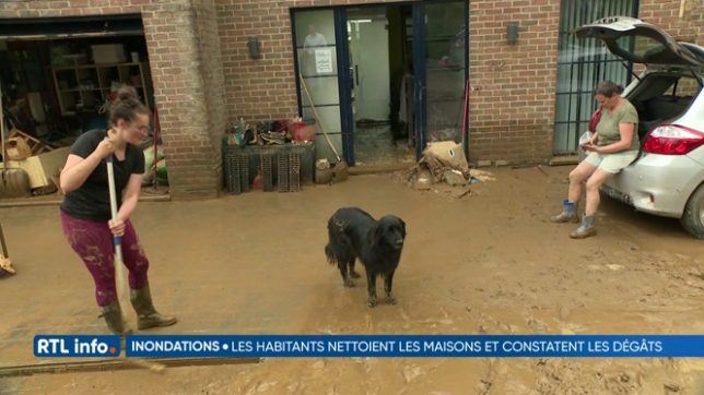 Intempéries: l'heure est au nettoyage dans les villages touchés