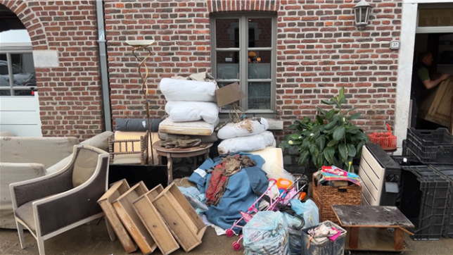 Inondations à Liège: les habitants commencent à évacuer leurs biens