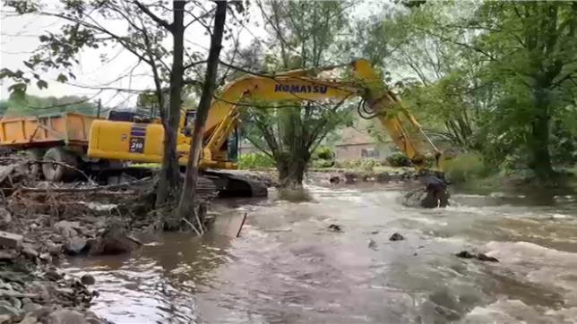 Inondations à Dalhem: une pelleteuse recrée le lit de la Berwinne