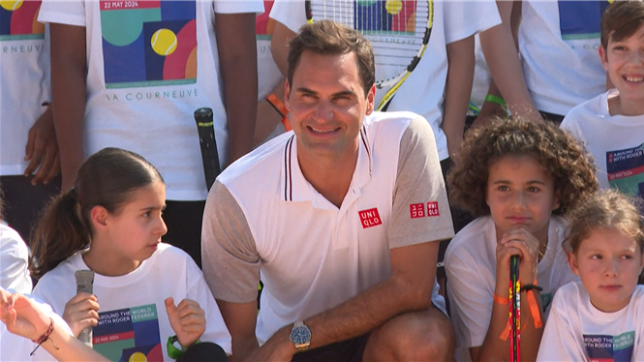 Roger Federer inaugure un court de tennis en France et parle de sa retraite