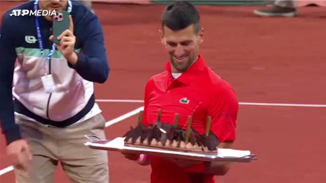 Surprise: Djokovic reçoit un gâteau pour son 37ème anniversaire sur le court de l