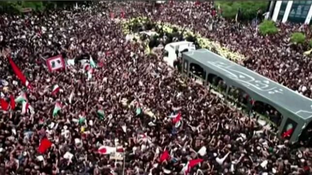 En Iran, des milliers de personnes rendent un dernier hommage au président Raïssi dans sa ville natale