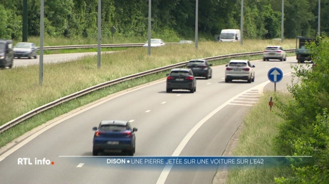 Une pierre jetée d'un pont de l'E42 traverse la voiture d'un couple