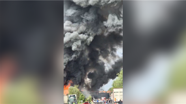 Les images de l'incendie spectaculaire visible depuis Bruxelles