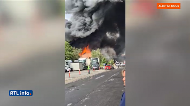 Un impressionnant incendie visible depuis Bruxelles s