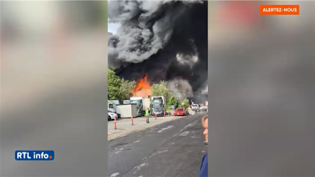 Un impressionnant incendie visible depuis Bruxelles s'est déclaré à Zellik