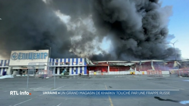 Un hypermarché touché par une frappe russe à Kharkiv