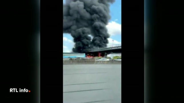 Des supporters de l'OL et du PSG s'affrontent sur un péage d'autoroute près d'Arras