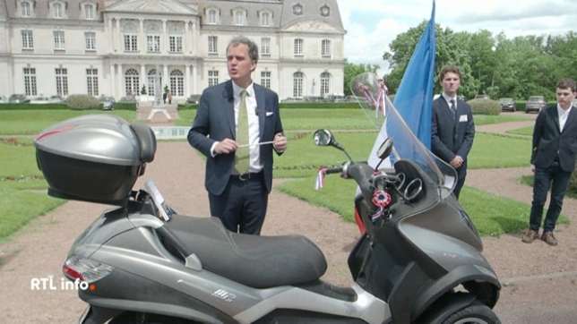 Le scooter de François Hollande adjugé 20.500 euros aux enchères