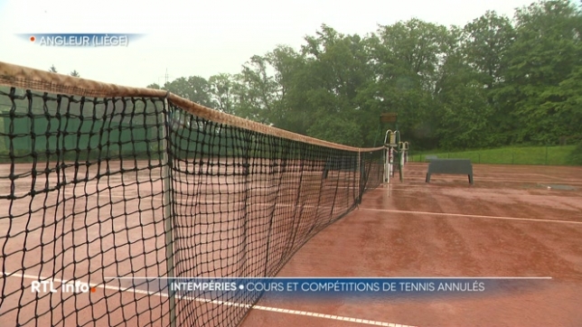 Les terrains de tennis se transforment en flaques à cause de la météo