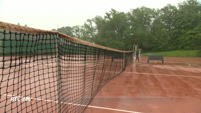 Les terrains de tennis se transforment en flaques à cause de la météo