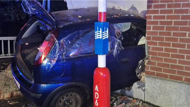 Accident spectaculaire à Mont-sur-Marchienne: une voiture traverse la façade d