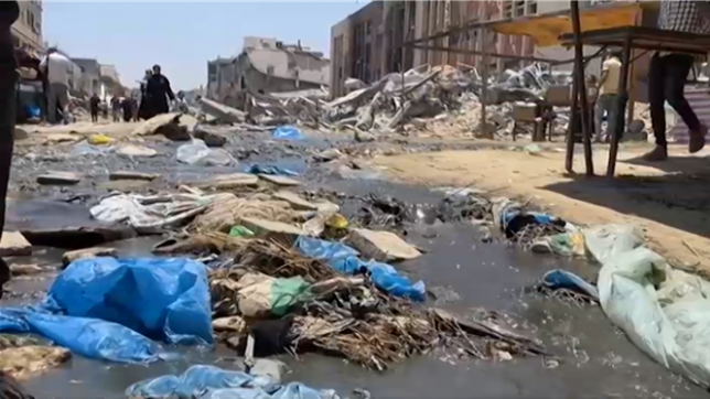 Gaza: les égouts inondent les tentes de déplacés à Khan Younès