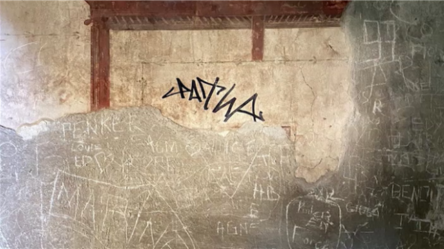 Herculanum : un touriste néerlandais tague un mur peint à l'époque de Jésus