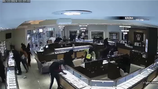 Braquage impressionnant: au moins 20 personnes dévalisent une bijouterie en Californie