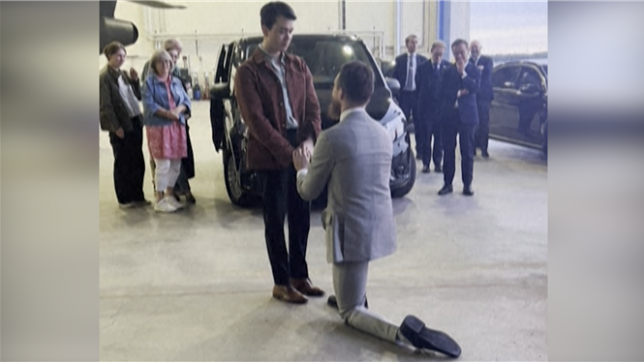 Libéré d'Iran, un diplomate de l'UE demande à son partenaire de l'épouser