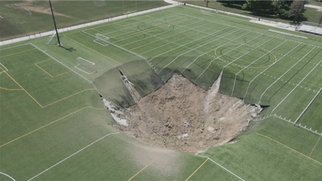 Un énorme trou s'ouvre sur un terrain de football aux États-Unis