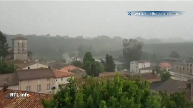 Frappé par la foudre, un arbre gigantesque a été pulvérisé à Augé, en France