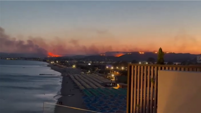Incendie à Kos: des touristes évacués de leur hôtel pour la nuit