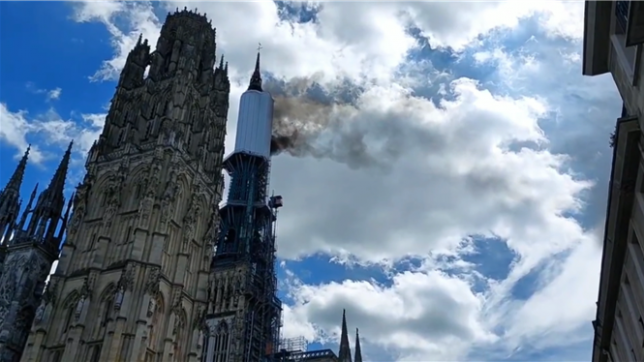 La cathédrale de Rouen est en proie à un incendie