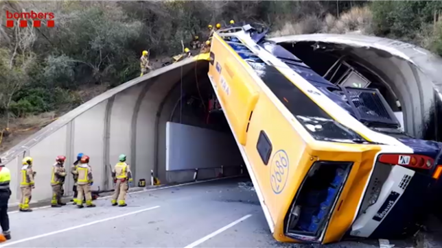 Accident spectaculaire près de Barcelone: un bus bondé à la verticale à l'entrée d'un tunnel