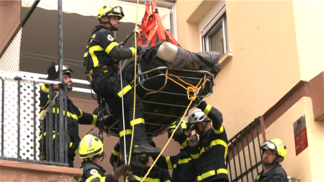 Espagne: un homme de 300 kilos extirpé de son appartement à l’aide d’une grue, grâce au travail de 17 pompiers