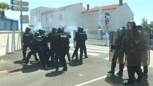 La manifestation anti-bassines à La Rochelle en France dégénère