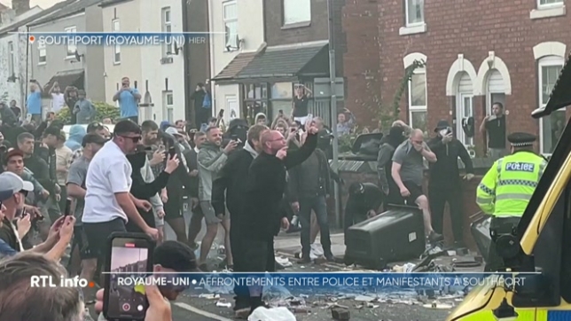 8 policiers blessés grièvement lors de troubles à Southport après l'attaque au couteau